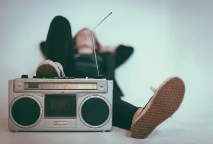 Un enfant allongé derrière une radio