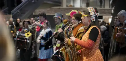 Une fanfare déguisée joue dans le hall