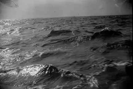 Photo en noir et blanc, pleine mer au soleil