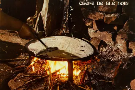 Photographie de  la préparation d'une crêpe de blé noir