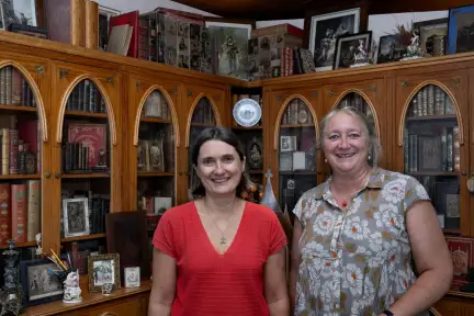 Sarah Toulouse, conservatrice à la Bibliothèque et Céline Chanas,  directrice du Musée de Bretagne devant une bibliothèque