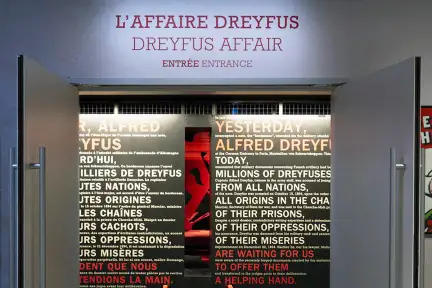 Porte d'entrée de l'ancienne exposition L'affaire Dreyfus au Musée de Bretagne