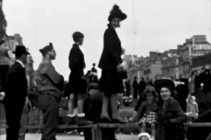 Une vue du défilé de la Libération dans les rues de Rennes avec femmes, soldats et enfants