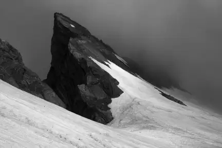 Photographie en noir et blanc d'une montagne