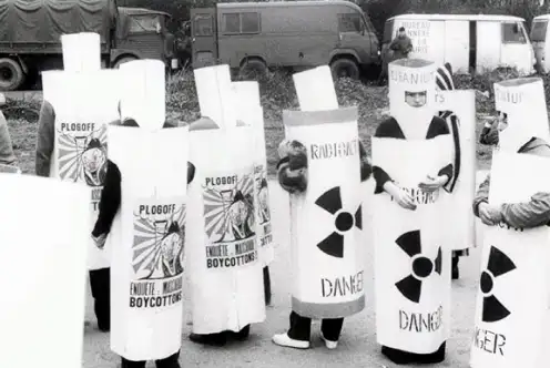 Plogoff mardi-gras  19 février 1980 .  Jean Guisnel / saif images - Collection Musée de Bretagne