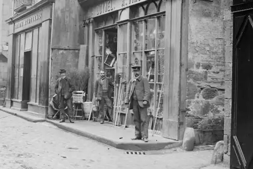 Saint-Malo - hommes devant une boutique Saint-Malo - hommes devant une boutique . Fougère Jean-Baptiste.  Marque du Domaine Public, collections du Musée de Bretagne