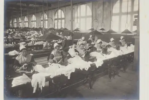 Atelier de couture de la prison des femmes Atelier de couture de la prison des femmes, anonyme.  Domaine public - Collection Musée de Bretagne