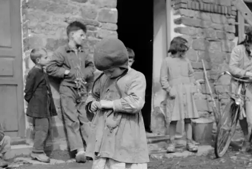Enfants  de Tréhorenteuc – Bretagne rurale. Ghislaine de Ficquelmont.  Licence CC-BY . Collection du musée de Bretagne