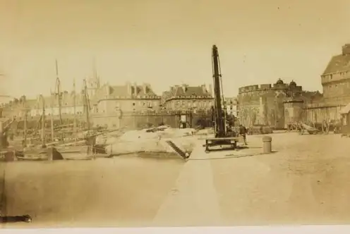 Quai Saint-Vincent – Saint-Malo 1870 Quai Saint-Vincent – Saint-Malo 1870.  Léon Rosse.  Marque du Domaine Public. Collections du Musée de Bretagne
