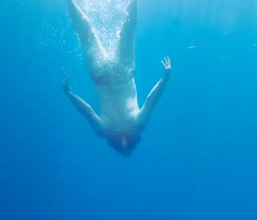 Homme qui nage dans la mer