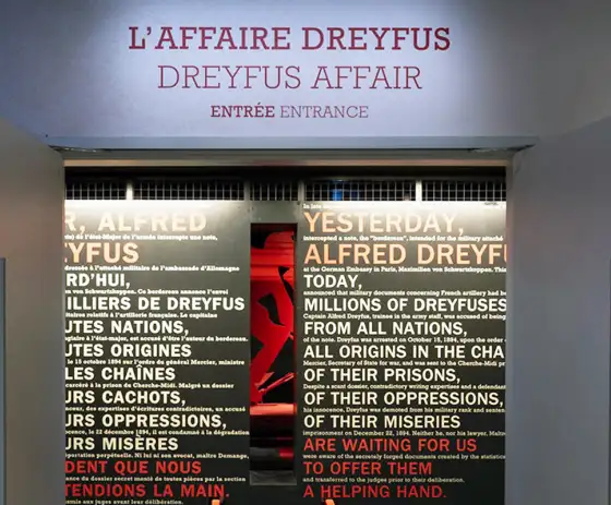 Porte d'entrée de l'ancienne exposition "L'affaire Dreyfus" au Musée de Bretagne