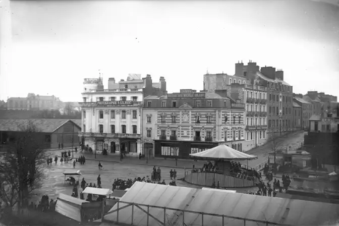 Manège sur la place de la gare durant l’hiver, entre 1895 et 1896, cliché anonyme – Marque du domaine public – Collection Musée de Bretagne, Rennes