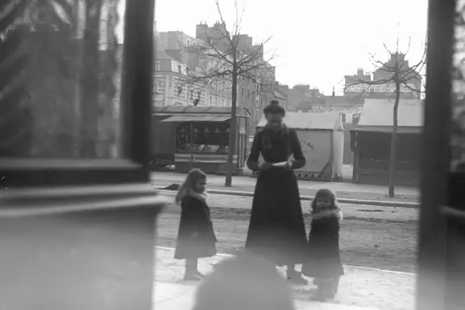 Stands forains boulevard Magenta durant l’hiver, entre 1895 et 1896, cliché anonyme – Marque du domaine public – Collection Musée de Bretagne, Rennes
