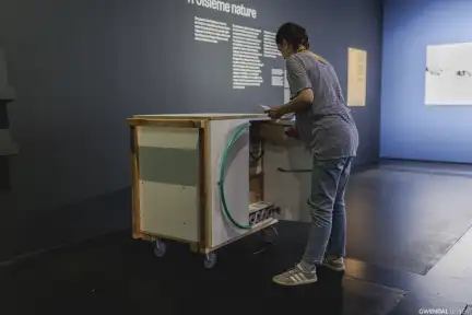 Une femme ouvre les portes et les tiroirs de la boîte à outils photo