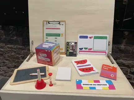 Des jeux et outils de médiation posés sur une table