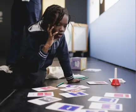 Un enfant joue avec les jeux de la boîte à outils photo