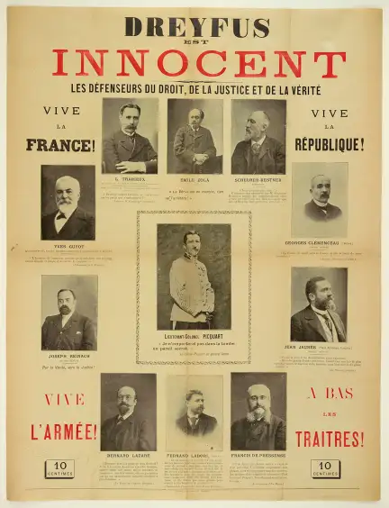 Dreyfus innocent, les défenseurs du droit, de la justice et de la vérité. Vive la France ! Vive la république ! Vivre l'armée ! A bas les traitres !