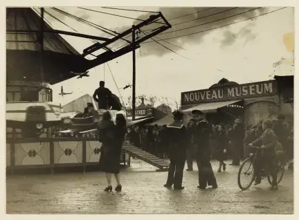 Dans les années 1960, Charles Barmay (1909-1993) immortalise l’attraction le « Nouveau Museum » – CC BY-NC – Collection Musée de Bretagne, Rennes