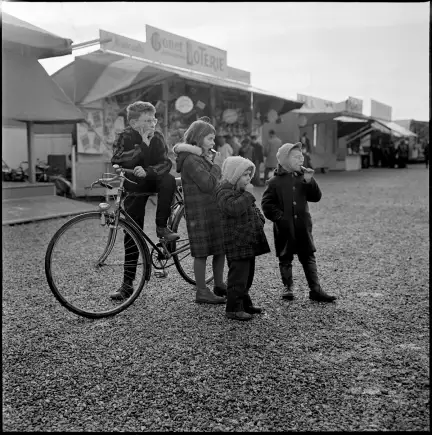 Des enfants devant les stands de la fête foraine du Champ de Mars, photographie prise par Charles Barmay (1909-1993) vers 1965 – CC BY-NC – Collection Musée de Bretagne, Rennes