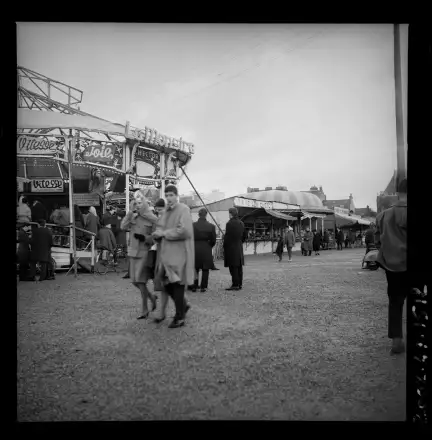 « Vitesse/ Joie / Le Monstre », fête foraine du Champ de Mars photographiée par Charles Barmay (1909-1993) en décembre 1962 – CC BY-NC – Collection Musée de Bretagne, Rennes
