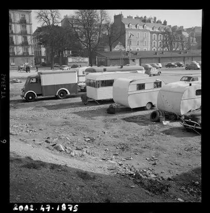 Vers 1965, les abords du Champ de Mars sont toujours de terre et de cailloux : les forains au Champ de Mars photographiés par Charles Barmay (1909-1993) – CC BY-NC – Collection Musée de Bretagne, Rennes