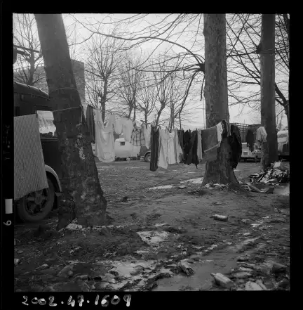 Rennes, le campement des forains installées au Colombier, photographie prise par Charles Barmay (1909-1993) en janvier 1967 – CC BY-NC – Collection Musée de Bretagne, Rennes