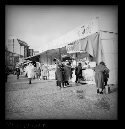 Un stand de friandise à la fête foraine du Champ de Mars, photographie prise par Charles Barmay (1909-1993) en décembre 1962 – CC BY-NC – Collection Musée de Bretagne, Rennes