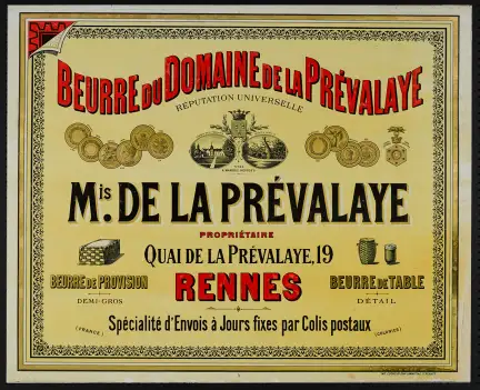 Cette affiche publicitaire, datée de la fin du XIXe ou du début du XXe siècle et conservée au Musée de Bretagne, vante les mérites du « Beurre du Domaine de la Prévalaye » de « réputation universelle ». Richement illustrée, elle présente des médailles, des blasons et une gravure du domaine pour souligner le prestige du produit. Le texte central indique : « Beurre du Domaine de la Prévalaye », « Réputation universelle », « Mᵉ de la Prévalaye », « Propriétaire », « Quai de la Prévalaye, 19 », « Rennes », « Beurre de provision » – « demi-gros », « Beurre de table » – « détail », « Spécialité d’envois à jours fixes par colis postaux », « (France) » – « (Colonies) ». L’imprimeur est mentionné en bas de l’affiche : « Imp. E. Doulour Lamant, 31, Rennes ». Par sa mise en page et ses références visuelles, cette affiche reflète les codes de la publicité de l’époque, mettant en avant à la fois la qualité artisanale du beurre et son rayonnement à l’échelle nationale et coloniale.