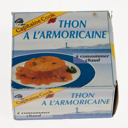 Emballage d’une conserve de "thon à l’armoricaine" par " Capitaine Cook", "à consommer chaud".