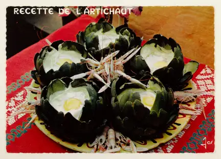 Carte postale représentant une assiette d'artichauts, avec l’inscription "Recette de l'artichaut" en haut à gauche.