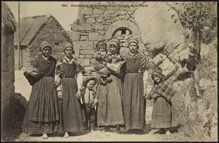 Photographie "805. Femmes de Brignogan. Le Chemin de la Grève"