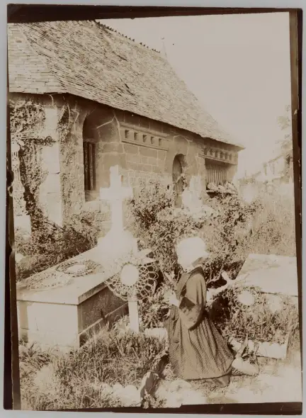 Photographie prise dans le cimetière de Neuillac (Morbihan) par Paul Géniaux, entre 1900 et 1902 – Marque du domaine public – Collection Musée de Bretagne, Rennes.