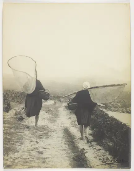 Cancalaises partant à la pêche, cliché pris durant le 1er quart du 20e siècle par Louis Duvivier (1866-1939) – Marque du Domaine Public – Collection du Musée de Bretagne, Rennes