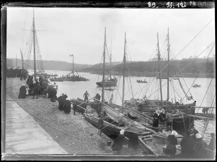 Départ de la pêche aux huîtres à Tréguier, photographie prise par Charles Barré (1866-1937) au tournant du 19e siècle – Marque du Domaine Public – Collection du Musée de Bretagne, Rennes