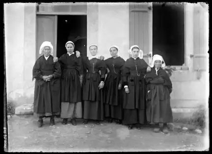Domestiques des familles Hamard, Maruelle et Marcille à Erquy, photographie prise au tournant du 19e siècle – Marque de Domaine Public – Collection Musée de Bretagne, Rennes