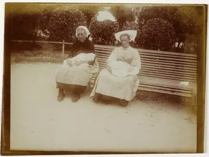 Nourrices, photographie prise par Paul Géniaux (1873-1929) au début du 20e siècle – Marque de Domaine Public – Collection Musée de Bretagne, Rennes