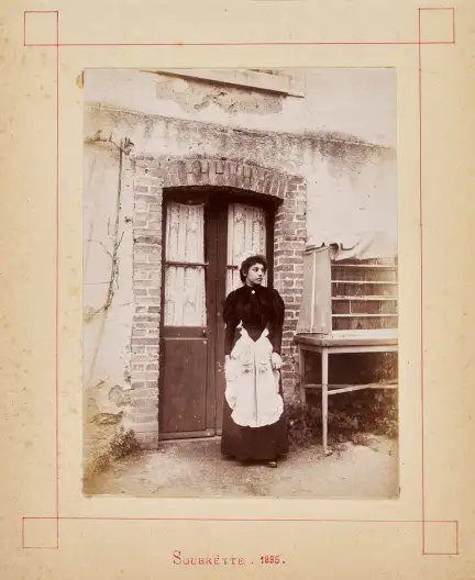 Soubrette photographiée par Ange Colombo (1868-1920) en 1895 – Marque de Domaine Public – Collection Musée de Bretagne, Rennes