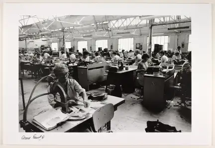 Établissement JB Martin à Fougères, photographie prise en avril 1983 par Gérard Fourel – Licence CC BY – Collection Musée de Bretagne, Rennes