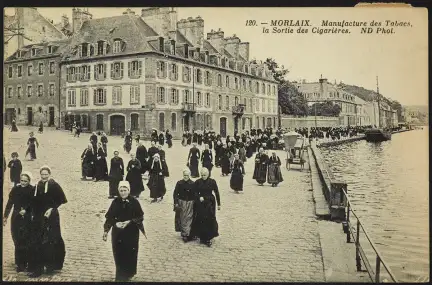 Morlaix. Manufacture des Tabacs, la Sortie des Cigarières, carte postale des Éditions Neurdein Frères, circulée en 1912 – Marque du Domaine Public – Collection Musée de Bretagne, Rennes