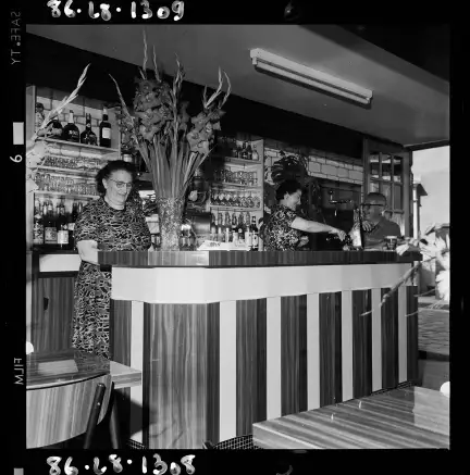 Bar de la rue Saint-Melaine à Rennes photographie prise par Michalowski Sigismond (1925-2003) – Licence CC BY-SA – Collection Musée de Bretagne, Rennes