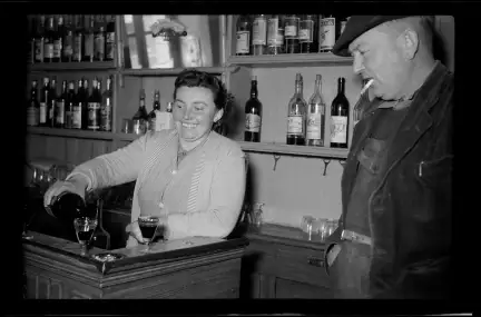 Comptoir d’un bar photographié par Roger Gouriou (1922-2004) – Licence CC BY-NC-SA – Collection Musée de Bretagne, Rennes