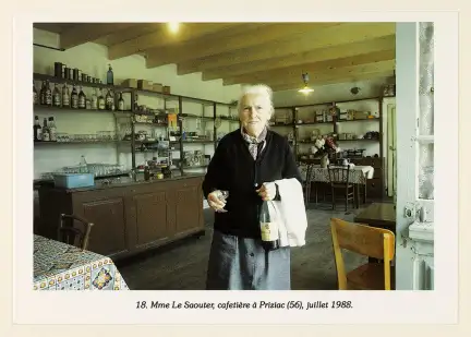 Mme Le Saouter, cafetière à Priziac (56), juillet 1988, carte postale des Éditions L’Aventure Carto, cliché Roland Bouëxel – Licence CC BY-NC-ND – Collection Musée de Bretagne, Rennes