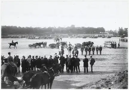 Rennes défilé de la Victoire le 3 août 1919, photographie prise par Henri Laurent-Nel (1880-1960) : Entre les arbres se distinguent les baraques Adrian – Licence CC BY-NC-ND – Collection Musée de Bretagne, Rennes