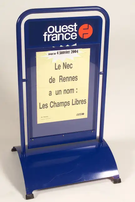 Panneau publicitaire Ouest-France, 2002 - CC BY – Collection Musée de Bretagne, Rennes