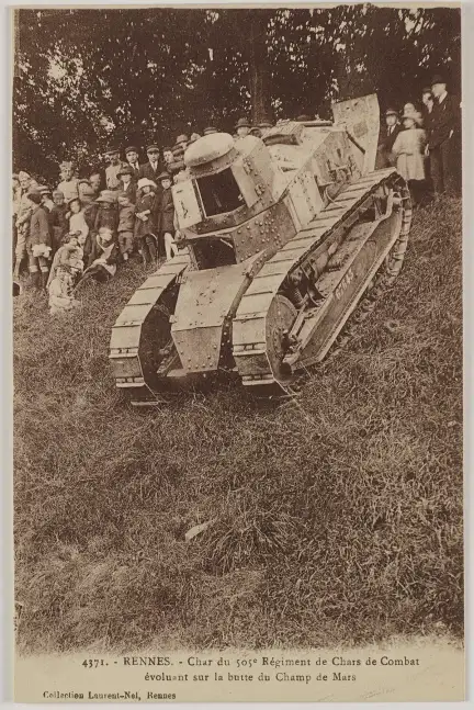 Rennes- Char du 505e Régiment de Chars de Combat évoluant sur la butte du Champ de Mars, carte postale des éditions Laurent-Nel – Licence CC BY-NC-ND – Collection Musée de Bretagne,Rennes