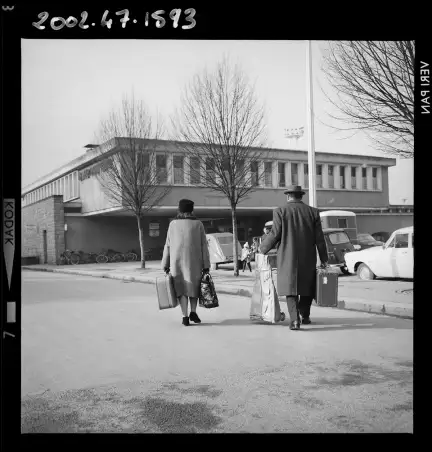Rennes, gare routière, cliché pris en janvier 1967 par Charles Barmay (1909-1933) – Licence CC BY-NC – Collection Musée de Bretagne, Rennes