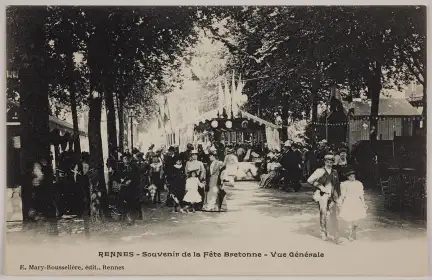 Rennes souvenir de la Fête bretonne, 1906, carte postale éditée par Edmond Mary-Rousselière (1874-1929) – Marque du Domaine Public – Collection Musée de Bretagne, Rennes