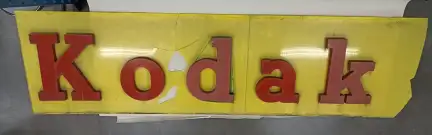 Une des enseignes à restaurer – Cliché Julia Becker – Tous droits réservés Enseigne "Kodak" à restaurer