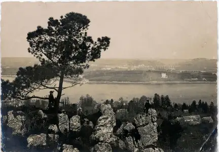 Le rocher de l’Impératrice à Plougastel-Daoulas, cliché réalisé avant 1914 par René-Victor Boëlle – Marque du domaine public – Collection Musée de Bretagne