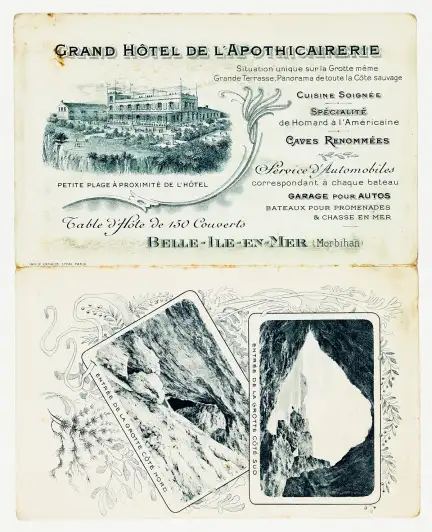 Le document présente une publicité ancienne pour le Grand Hôtel de l’Apothicairerie. Le texte mentionne : « Situation unique sur la Grotte même. Grande Terrasse, Panorama de toute la Côte sauvage. » L’hôtel est doté d’une petite plage à proximité, d’une cuisine soignée, avec pour spécialité le homard à l’américaine, ainsi que de caves renommées. On y lit également : « Service d’automobiles correspondant à chaque bateau. Garage pour autos. Bateaux pour promenades & chasse en mer. » L’établissement dispose d’une table d’hôte de 150 couverts. Il est situé à Belle-Île-en-Mer (Morbihan). En bas de la publicité, deux photographies encadrées illustrent « Entrée de la grotte côté nord » et « Entrée de la grotte côté sud ». Le texte est imprimé par E. Arnaud, Lyon, Paris.